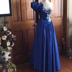 Long beautiful prom dress size 2-4 new